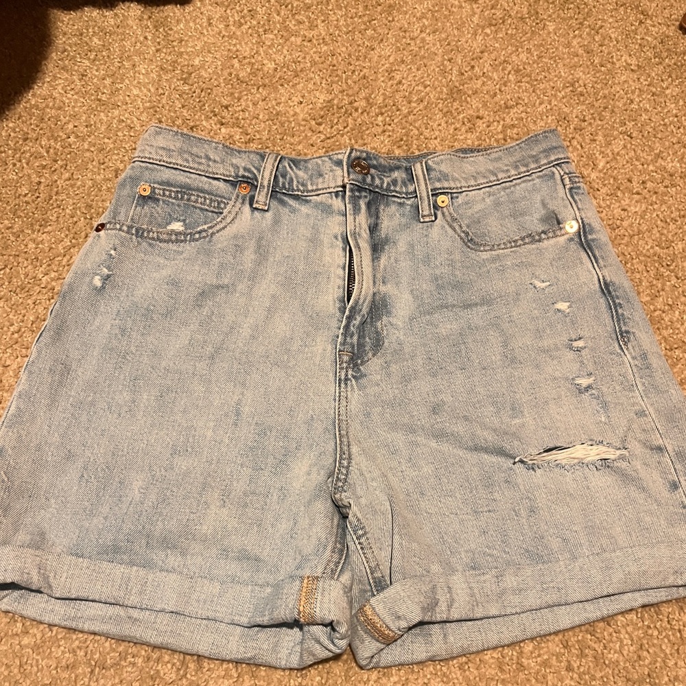 Gap light denim mom short size 8